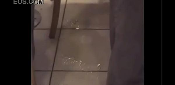  Girl Pees on Fast Food Floor